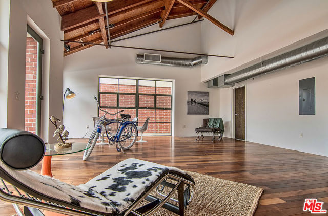 1046 Princeton Drive, Venice CA: https://media.crmls.org/mediaz/2947c9de-5791-4551-a3ca-a38966ae7629.jpg