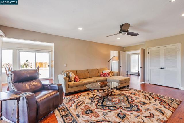 130 Samoa Ct, San Ramon CA: https://media.crmls.org/mediaz/294823e4-a3d8-4b5f-bd84-3816581081fc.jpg