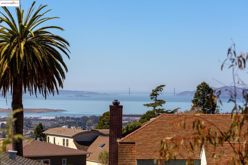 https://media.crmls.org/mediaz/2949e606-0827-44c8-a6fd-1c56c39db79a.jpg?preset=X-Large