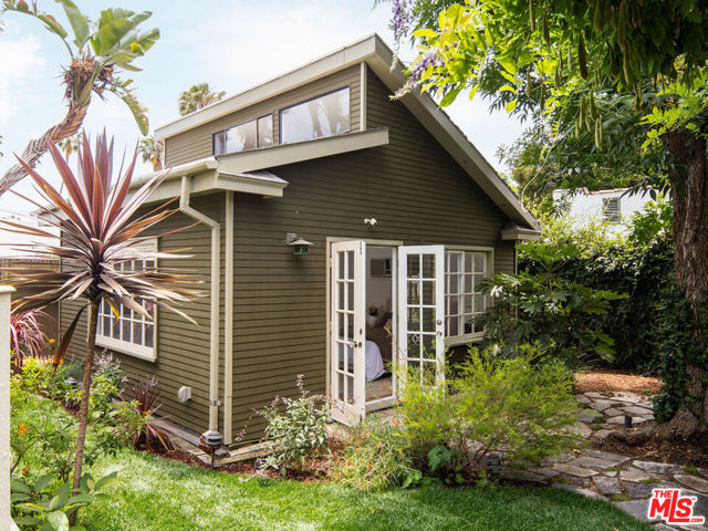 1402 N Benton Way, Los Angeles CA: https://media.crmls.org/mediaz/294a3d34-3399-460e-a97d-15c08ded5038.jpg