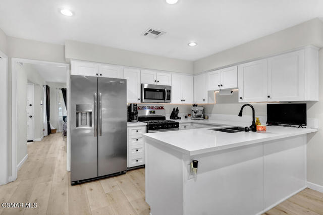 1118 Bright Glen Circle, Westlake Village CA: https://media.crmls.org/mediaz/294a889a-80f2-4ffc-b3c4-39dbf20c115e.jpg