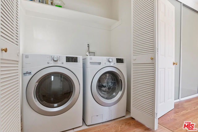 1710 Santa Paula Place, Glendale CA: https://media.crmls.org/mediaz/294afcc5-f88a-4f49-9a28-4d62e07e5112.jpg