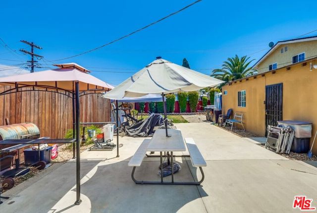 7220 10th Avenue, Los Angeles CA: https://media.crmls.org/mediaz/294c3f52-38e3-44f4-9618-03d32ea53a08.jpg