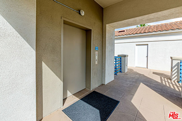 415 Townsquare Lane, Huntington Beach CA: https://media.crmls.org/mediaz/294e80b6-6377-4a1d-96c7-cdd98b7c2b6b.jpg