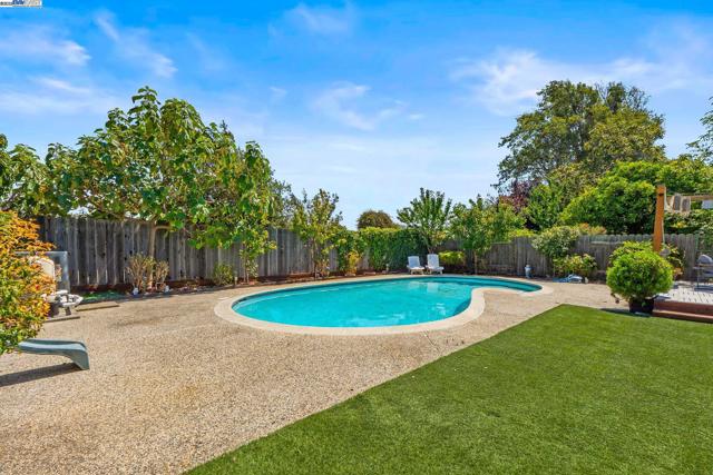 7574 Birkdale Dr, Newark CA: https://media.crmls.org/mediaz/294ef19b-6d39-4c6d-84e6-e2026e5a2344.jpg