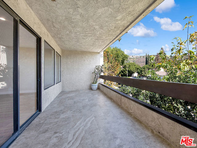 1325 Valley View Road, Glendale CA: https://media.crmls.org/mediaz/294f1ace-22ed-4a1c-a773-b9dc9fb2779d.jpg