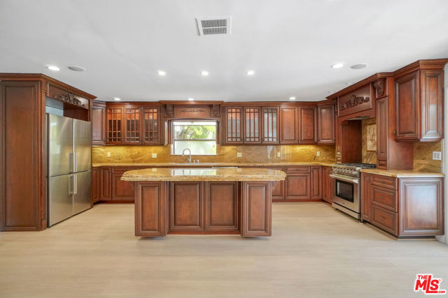 209 N Doheny Drive, Beverly Hills CA: https://media.crmls.org/mediaz/294f1dfd-b5b4-46af-bfc5-2b1b32376411.jpg