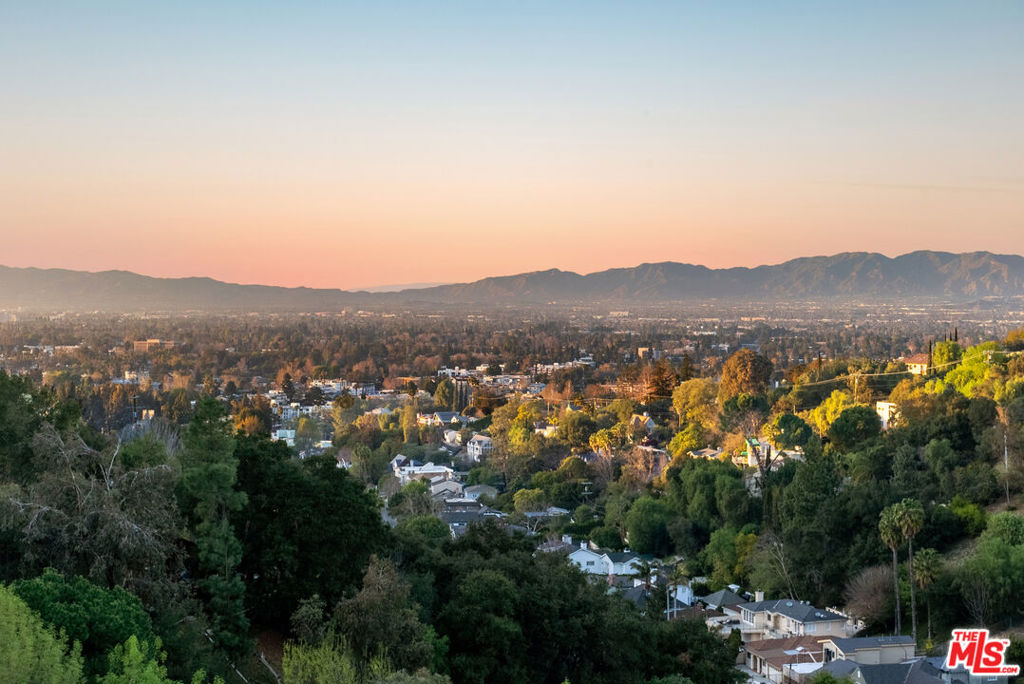 https://media.crmls.org/mediaz/294f75c0-f9c9-4e1a-9c3f-b5cc91731386.jpg?preset=X-Large