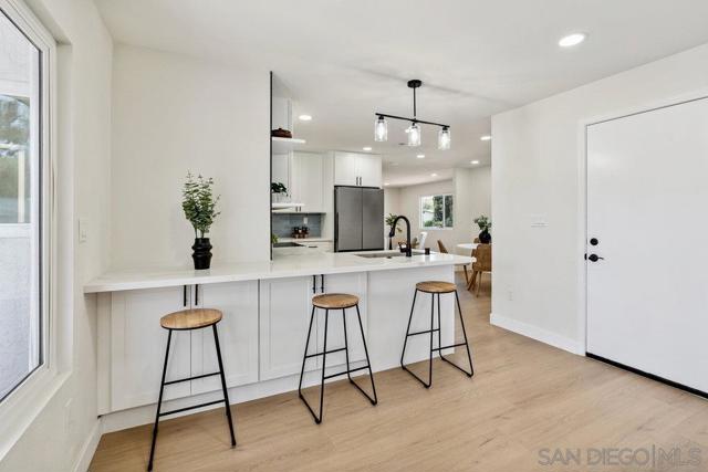 8313 Carlton Oaks Dr, Santee CA: https://media.crmls.org/mediaz/294f95eb-146d-4864-91f3-569f2a6ef3c9.jpg