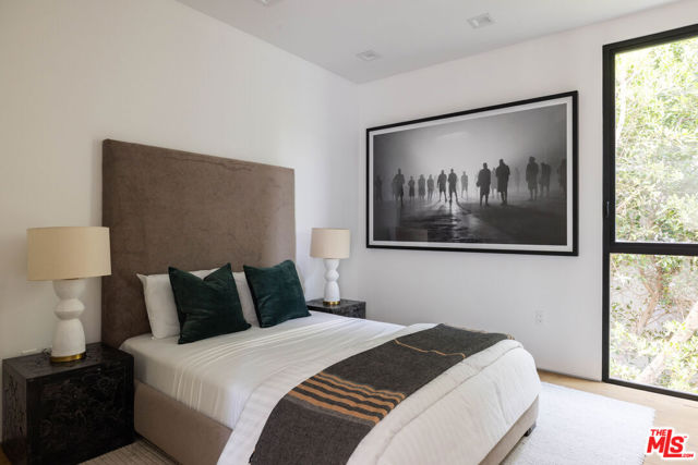 633 N Crescent Heights Boulevard, Los Angeles CA: https://media.crmls.org/mediaz/294fc93c-1c73-4678-8157-175f6eec22c9.jpg