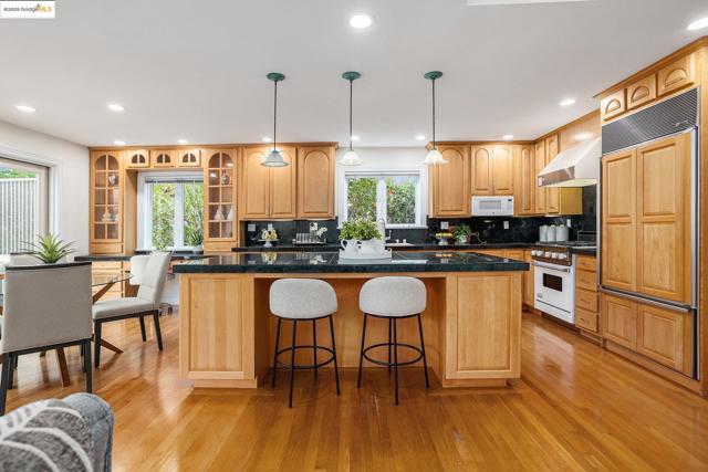 1415 Vancouver Ave, Burlingame CA: https://media.crmls.org/mediaz/294fdf30-2230-49a3-897a-c0481b650e09.jpg