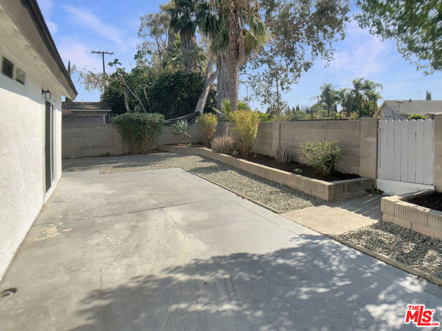 24932 Tree Avenue, Mission Viejo CA: https://media.crmls.org/mediaz/294fefc8-f10a-41ce-994a-6cce8326f287.jpg