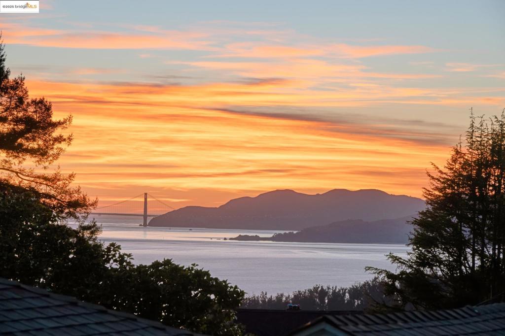 https://media.crmls.org/mediaz/29518c29-23df-4c9f-904c-82c87b53a09d.jpg?preset=X-Large