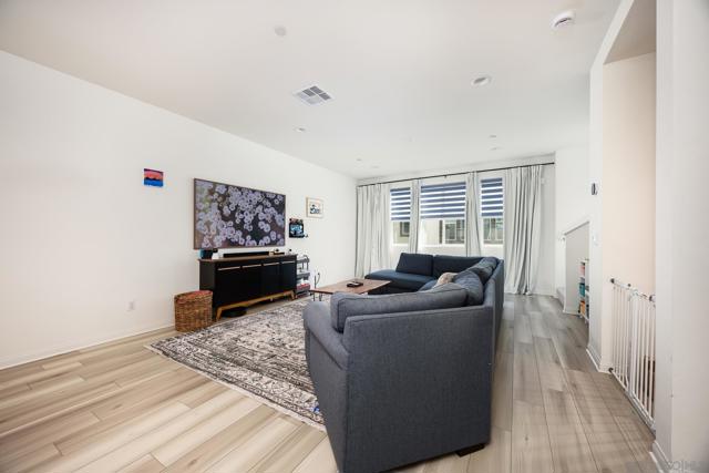 210 Liberty Way, Oceanside CA: https://media.crmls.org/mediaz/29522164-6fbf-40e5-9e47-eeaa1949b0a3.jpg