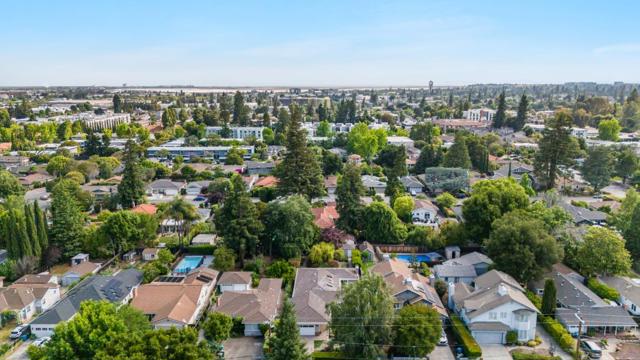 263 W Oakwood Boulevard, Redwood City CA: https://media.crmls.org/mediaz/2952f980-7d8d-4fe7-8baa-7cc12ceb63fb.jpg