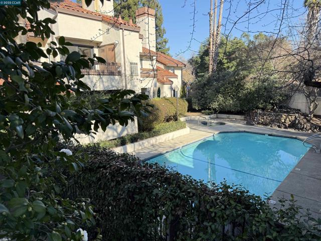320 N Villa Way, Walnut Creek CA: https://media.crmls.org/mediaz/29534f20-5151-443a-954c-9a6f5bff460d.jpg