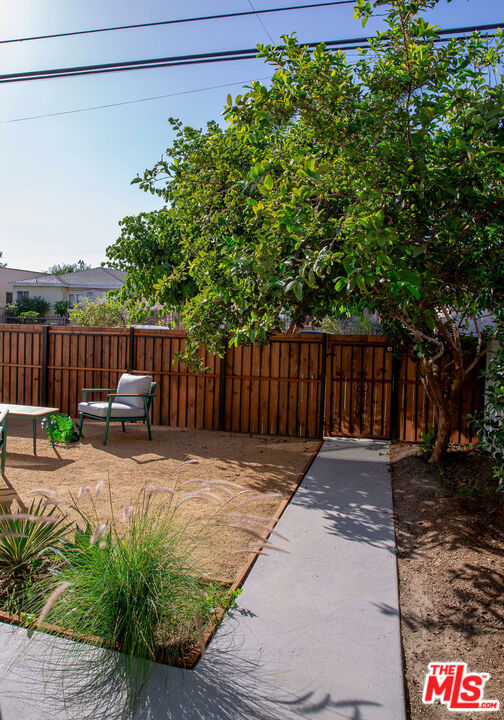 2046 S Burnside Avenue, Los Angeles CA: https://media.crmls.org/mediaz/29536625-2c32-4382-b374-1bbbe7ecadb2.jpg