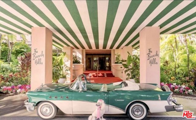 439 N Doheny Drive, Beverly Hills CA: https://media.crmls.org/mediaz/2954417f-67ac-4876-94de-db2801b0e87e.jpg
