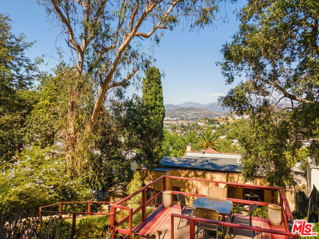 1441 Columbia Drive, Glendale CA: https://media.crmls.org/mediaz/29545a40-02ee-457e-9c29-24ebbf84fa2d.jpg