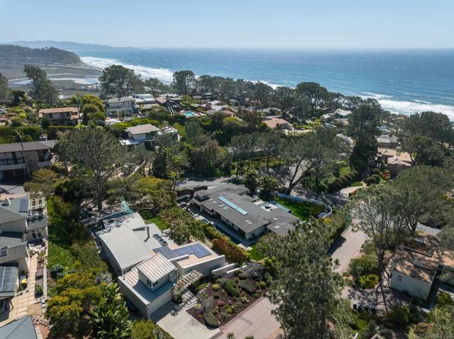 327 Pine Needles Dr, Del Mar CA: https://media.crmls.org/mediaz/2954c775-f472-411c-80e6-13cf3cd89da7.jpg
