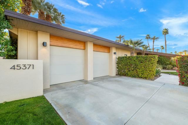 45371 Rancho Palmeras Drive, Indian Wells CA: https://media.crmls.org/mediaz/2954efcc-21f5-4ac8-a711-1e703026349c.jpg