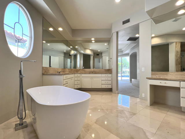 79015 Via San Clara, La Quinta CA: https://media.crmls.org/mediaz/29556f47-1ca5-4ff0-b4dd-8b1df76c7f00.jpg
