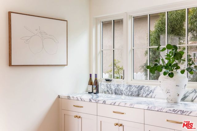 2455 23rd Street, Santa Monica CA: https://media.crmls.org/mediaz/29563af0-d6b3-47da-8c82-d1fa75f03231.jpg