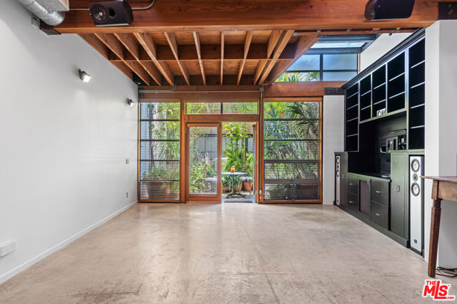 1130 5th Avenue, Venice CA: https://media.crmls.org/mediaz/2956a87f-3e4b-4480-82c0-3fdb7953f77b.jpg