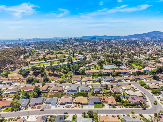 1261 La Mirada Ave, Escondido CA: https://media.crmls.org/mediaz/29577f29-5ffd-4ff8-95b4-68db8c9563ff.jpg