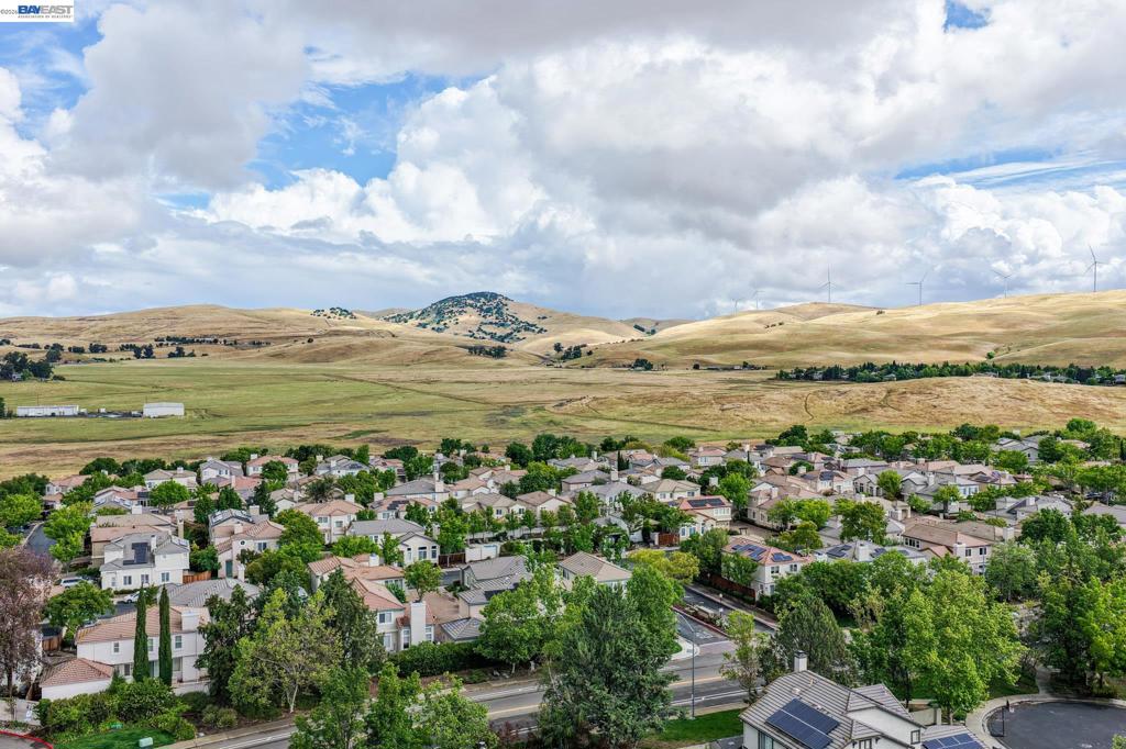 https://media.crmls.org/mediaz/2957af8d-0214-4c34-83ad-3ca72e138417.jpg?preset=X-Large