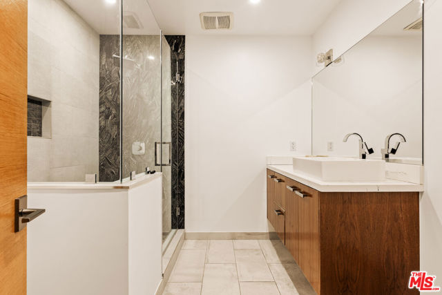 5062 Woodley Avenue, Encino CA: https://media.crmls.org/mediaz/2957cddd-23e5-4ec7-bbf8-74dc637fd5aa.jpg
