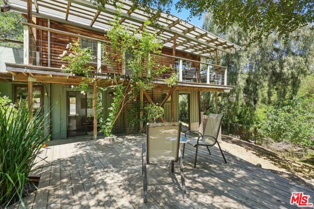 1527 Bainum Drive, Topanga CA: https://media.crmls.org/mediaz/2958b04a-8aac-4a80-b52f-00efd956e91a.jpg