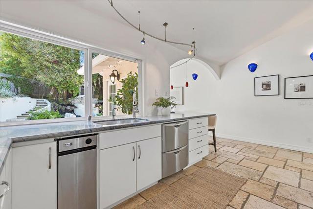 17274 Verdes Robles, Los Gatos CA: https://media.crmls.org/mediaz/29599592-64ce-41a3-bbfa-b830e68de248.jpg