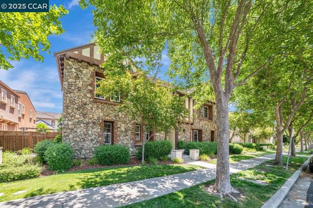 7840 Stoneleaf Drive, San Ramon CA: https://media.crmls.org/mediaz/2959a15b-37fd-41e2-818a-e702b7981962.jpg