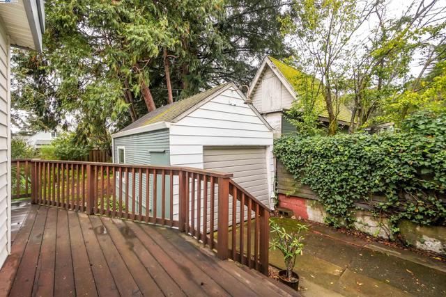 3908 Archmont Pl, Oakland CA: https://media.crmls.org/mediaz/2959a82f-4870-441f-8b34-bb426981d777.jpg