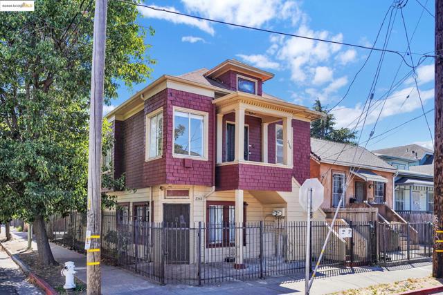 2542 Filbert St, Oakland CA: https://media.crmls.org/mediaz/2959dc39-bb3b-41fc-bc4f-ebce61c4b564.jpg