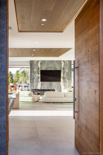 722 Amphitheatre Dr, Del Mar CA: https://media.crmls.org/mediaz/2959f518-7003-4e7a-950a-3e4ce1d78d65.jpg