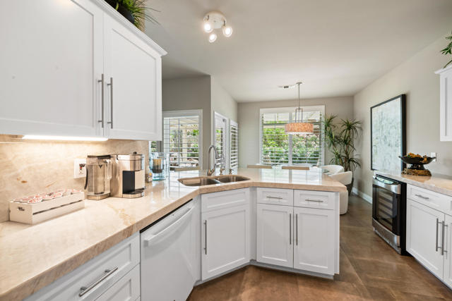 78391 Desert Willow Drive, Palm Desert CA: https://media.crmls.org/mediaz/295aebed-7fa4-4d74-ac59-2d1b4728164f.jpg