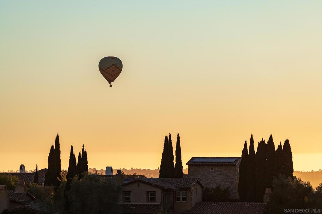 https://media.crmls.org/mediaz/295b3f96-b9f0-4b3e-9e92-ddadaf4f5f94.jpg?preset=X-Large