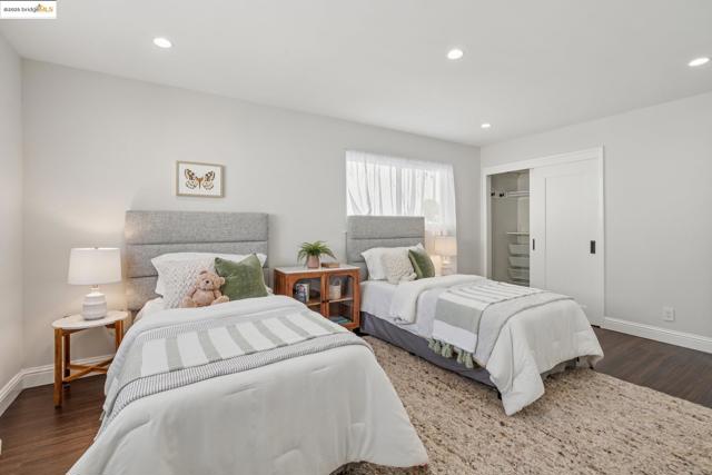 5646 Thornhill Dr, Oakland CA: https://media.crmls.org/mediaz/295bb435-b4a5-4647-ad7a-c77c1353fbde.jpg