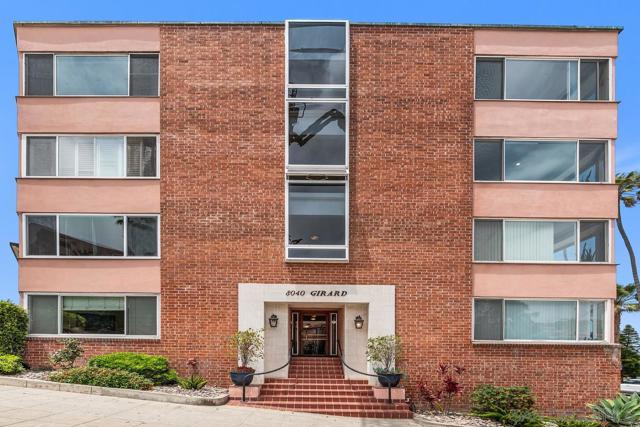 8040 Girard Ave, La Jolla CA: https://media.crmls.org/mediaz/295bdc91-dc96-4b8a-9899-97d273cd013e.jpg