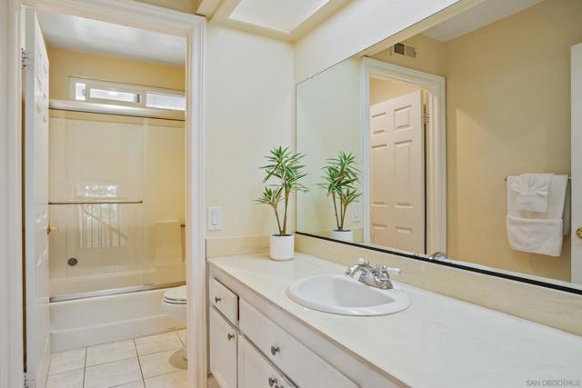 2009 Applewood Ln, Vista CA: https://media.crmls.org/mediaz/295beca5-28db-4288-9077-e93cf7b09f83.jpg