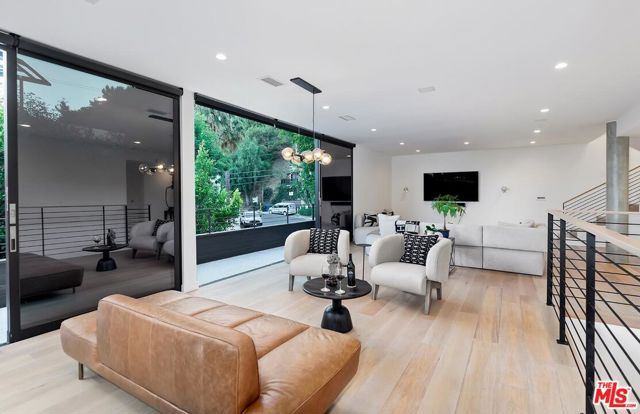 2164 Sunset Plaza Drive, Los Angeles CA: https://media.crmls.org/mediaz/295dd959-894c-41e5-9aff-dfab17c1173a.jpg