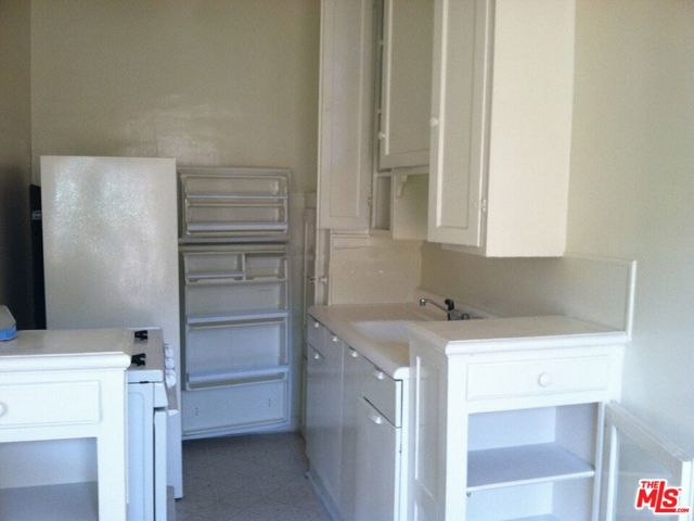 607 S Dunsmuir Avenue, Los Angeles CA: https://media.crmls.org/mediaz/295e59b1-4422-46c6-a4d1-22c2e210c677.jpg