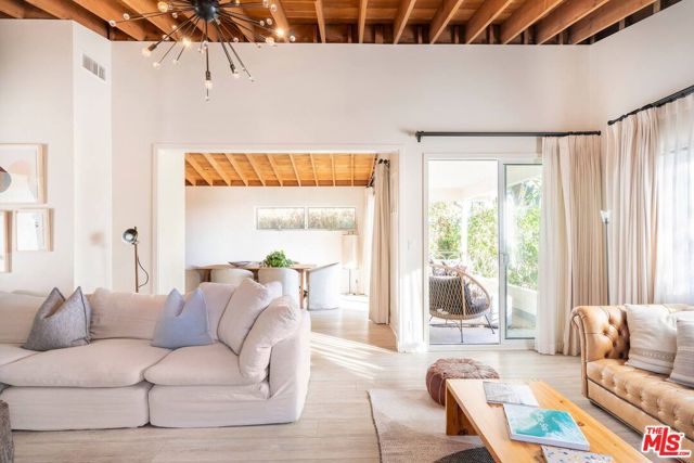 21555 Pacific Coast Highway, Malibu CA: https://media.crmls.org/mediaz/295e993e-625a-46cd-8fdb-dbd079896c59.jpg