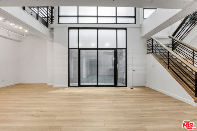 330 W 11th Street, Los Angeles CA: https://media.crmls.org/mediaz/295eb16a-e1b0-425a-bc9c-58c252fc5ad7.jpg