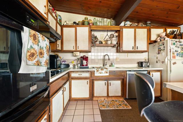 293 Paden Dr, Spring Valley CA: https://media.crmls.org/mediaz/295ecac1-0116-4c2e-9b34-1dfecdc79c54.jpg