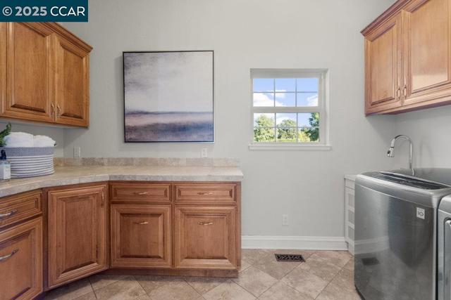 5655 Bruce Dr, San Ramon CA: https://media.crmls.org/mediaz/295ee16c-0df7-4732-90c9-a4bf76a3f27d.jpg