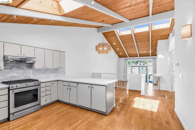 1881 Grand View Drive, Oakland CA: https://media.crmls.org/mediaz/29601594-f3c7-4df3-a4a7-04c1591c3acb.jpg