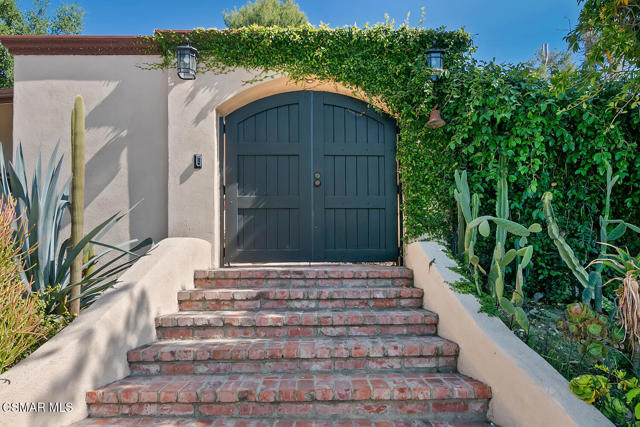 4809 Dunman Avenue, Woodland Hills CA: https://media.crmls.org/mediaz/29617adb-90ce-4bb8-91ec-bca99371723e.jpg